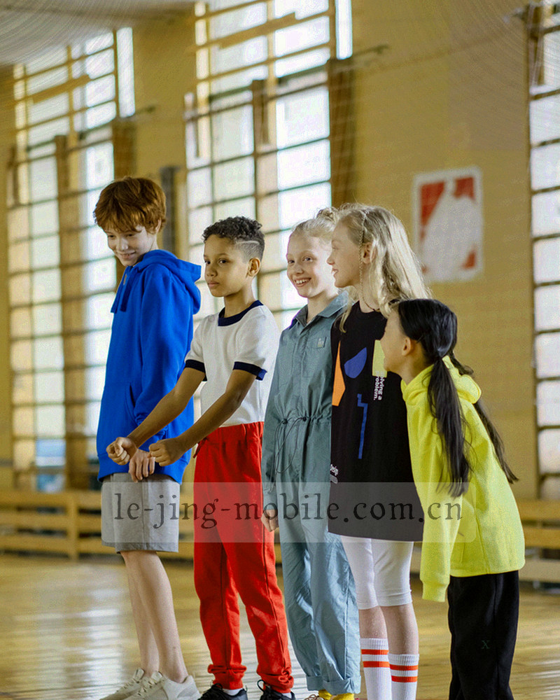 抽象手机界面线框，突出底部比分切换与赛事中心收藏标签